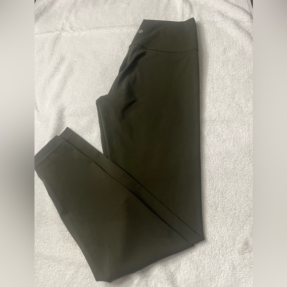 Lululemon size 8 worn 2x excellent condition - Picture 2 of 2